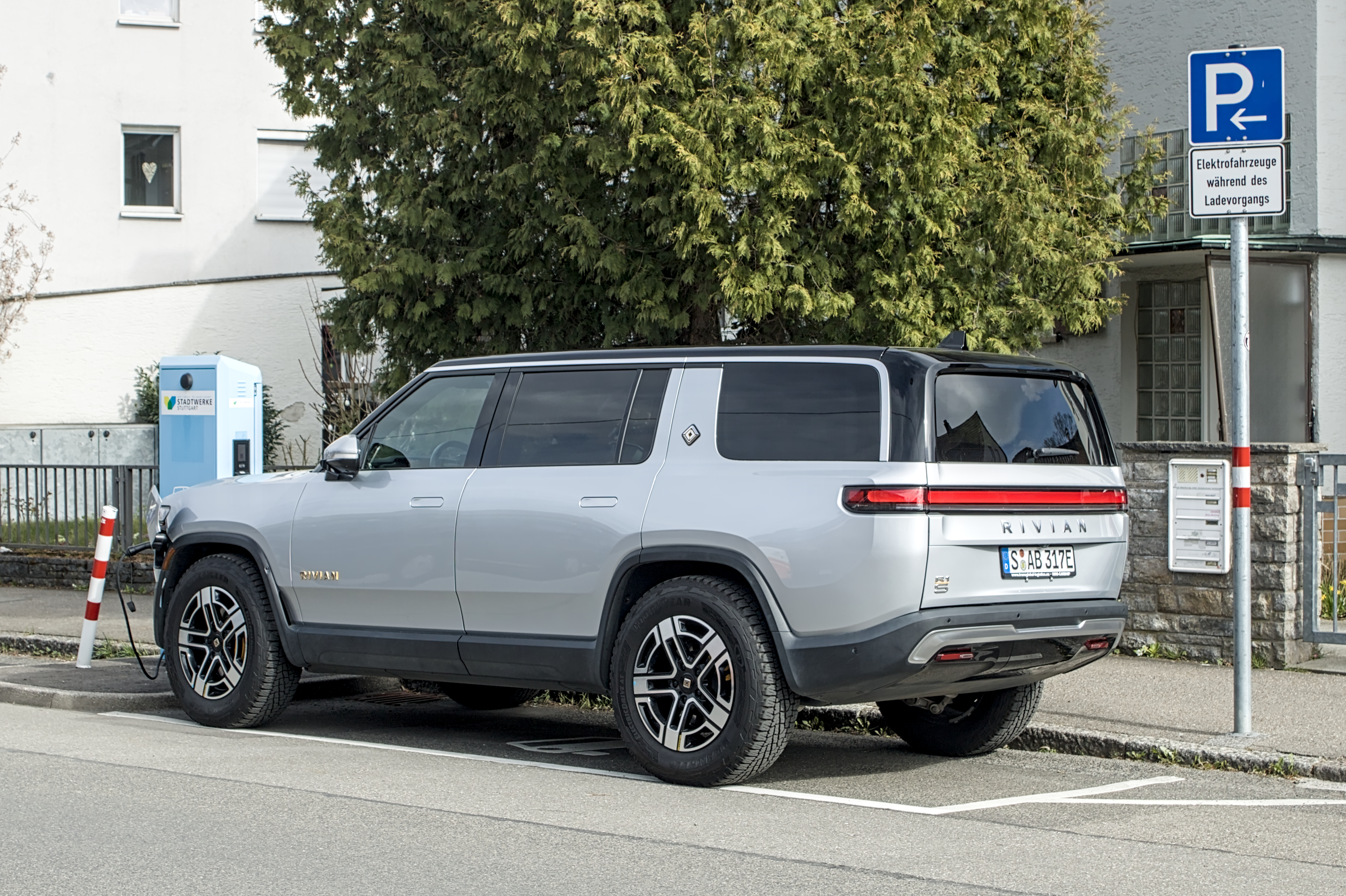 Rivian R1S